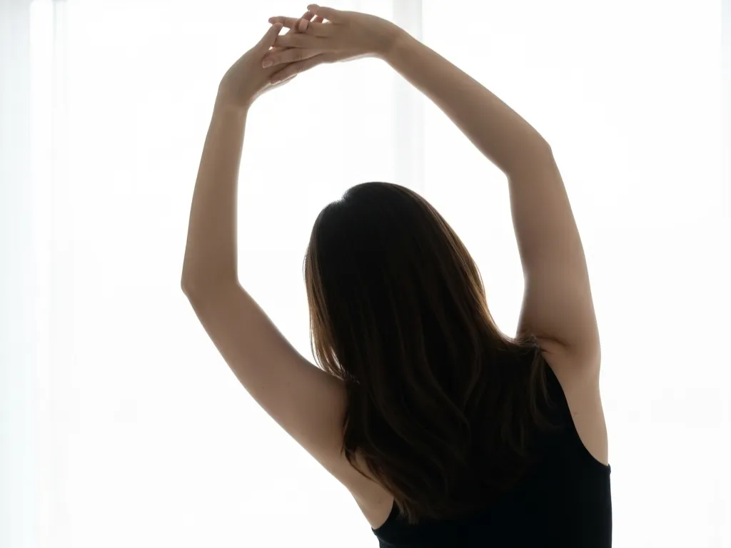 伸びをしている女性